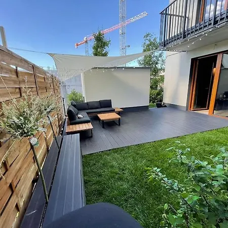 Modern With Spacious Backyard By Matt 아파트 바르샤바