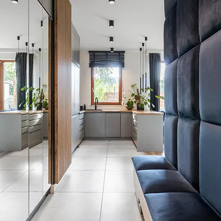 公寓 Modern With Spacious Backyard By Matt