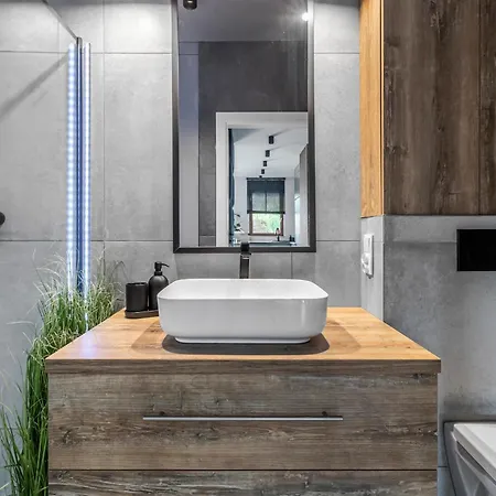 Апартаменты Modern With Spacious Backyard By Matt *