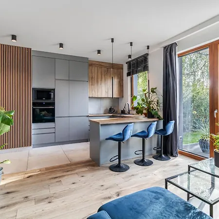 Modern With Spacious Backyard By Matt 아파트 바르샤바