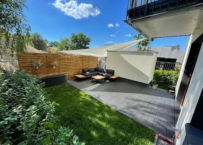 아파트 Modern With Spacious Backyard By Matt *