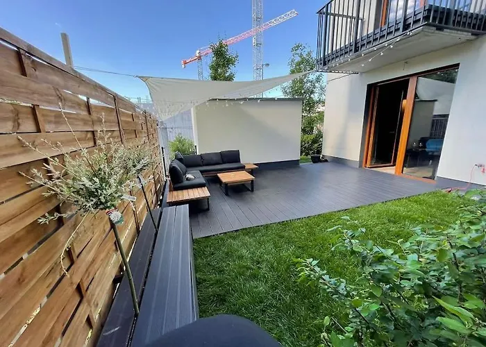 Modern With Spacious Backyard By Matt Апартаменты Варшава