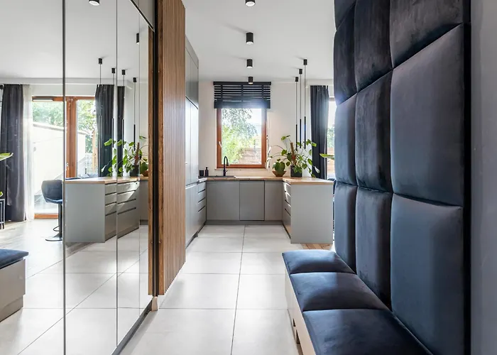 公寓 Modern With Spacious Backyard By Matt