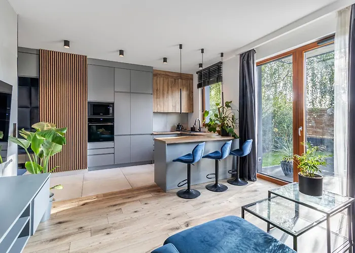 Modern With Spacious Backyard By Matt 公寓 华沙