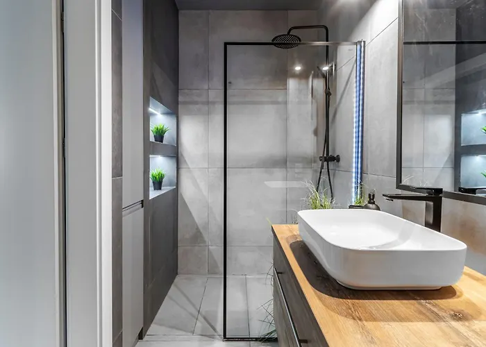 Modern With Spacious Backyard By Matt Apartment